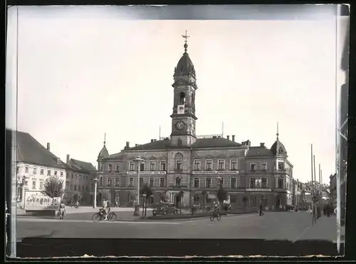 Fotografie Brück & Sohn Meissen, Ansicht Grossenhain, Rathaus mit DDR Propaganda Banner und Plakaten auf dem Platz