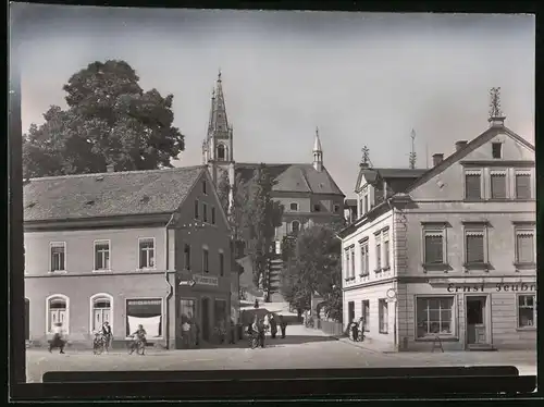 Fotografie Brück & Sohn Meissen, Ansicht Schirgiswalde, Geschäft Jos. Lödmann Sen. Nachf. und Blick zur Kirche