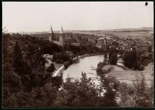 Fotografie Brück & Sohn Meissen, Ansicht Rochlitz a. d. Mulde, Muldenpartie mit Blick zum Ort und Kirche