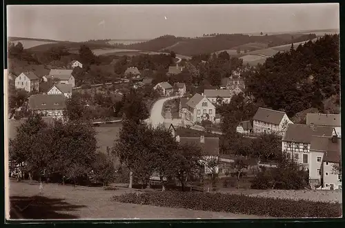 Fotografie Brück & Sohn Meissen, Ansicht Grund, Blick auf den Ort mit Strassenpartie