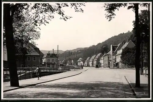 Fotografie Brück & Sohn Meissen, Ansicht Berggiesshübel, Blick in die Hauptstrasse mit Wohnhäusern