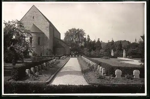 Fotografie Brück & Sohn Meissen, Ansicht Borna, Blick auf den Heldenfriedhof mit Kirche