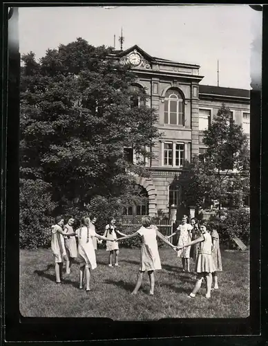 Fotografie Brück & Sohn Meissen, Ansicht Meissen i. Sa., Mädchen der Pestalozzischule tanzen im Reigen