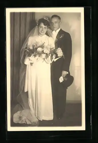 Foto-AK Junges Paar in Hochzeitskleidung mit Blumenstrauss