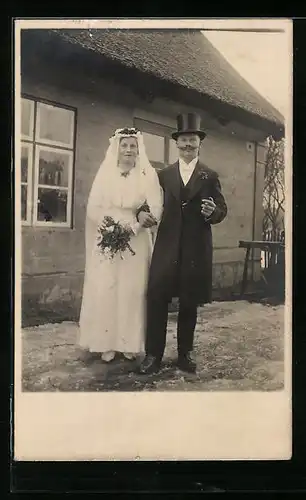 Foto-AK Junges Paar in Hochzeitskleidung mit Blumenstrauss