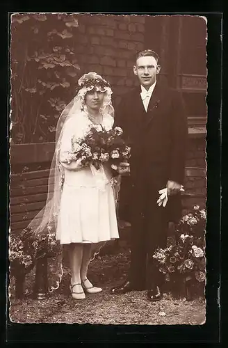 Foto-AK Junges Paar in Hochzeitskleidung mit Blumenstrauss