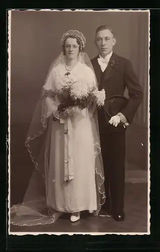 Foto-AK Junges Paar in Hochzeitskleidung mit Blumenstrauss