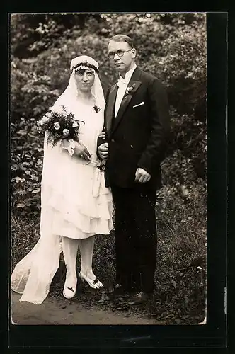 Foto-AK Junges Paar in Hochzeitskleidung mit Blumenstrauss