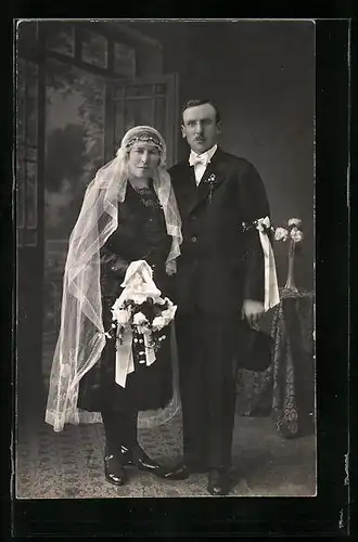 Foto-AK Junges Paar in Hochzeitskleidung mit Blumenstrauss