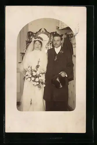Foto-AK Junges Paar in Hochzeitskleidung mit Blumenstrauss