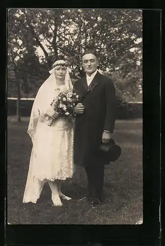 Foto-AK Junges Paar in Hochzeitskleidung mit Blumenstrauss