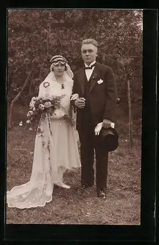 Foto-AK Junges Paar in Hochzeitskleidung mit Blumenstrauss