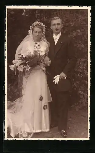 Foto-AK Junges Paar in Hochzeitskleidung mit Blumenstrauss