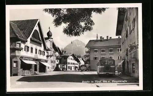 AK Reutte, Partie in der Hauptstrasse mit Hotel Post
