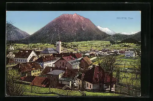 AK Reutte, Ortsansicht mit Feldern und Bergen