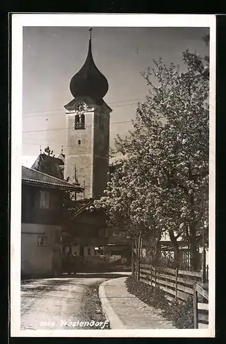 AK Westendorf, Strassenpartie mit Kirche im Frühling