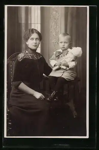 Foto-AK Junge Dame im samtenen Kleid mit ihrem Sohn und dessen Puppe