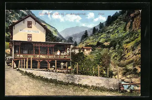 AK Neu-Ratheis, Gasthaus Neu-Ratheis mit Gästen auf dem Balkon