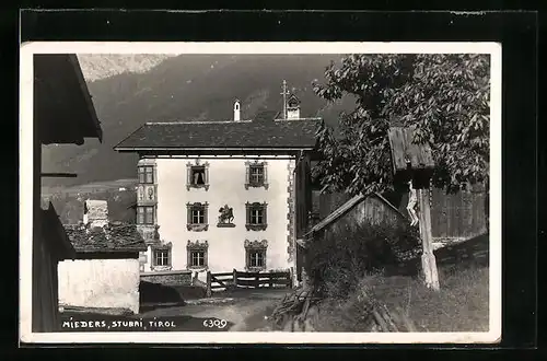 AK Mieders, Ortsansicht mit Jesus am Kreuz