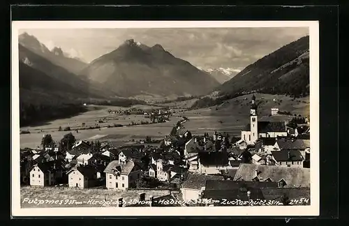 AK Fulpmes, Ortspartie mit Blick auf Berggipfel