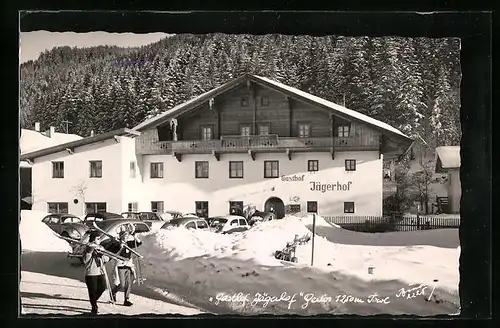 AK Gerlos, Skifahrer vor Gasthof Jägerhof