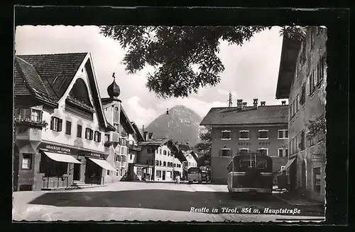 AK Reutte, Strassenpartie mit Hotel Post und Friseur