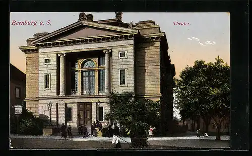 AK Bernburg a. S., Personengruppe vor dem Theater