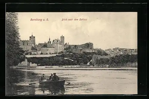 AK Bernburg a. S., Ruderboot auf Saale mit Blick nach dem Schloss