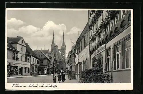 AK Köthen /Anhalt, Partie in der Marktstrasse mit Blick auf Kirche