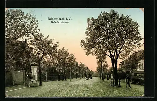 AK Reichenbach i. V., Bahnhofstrasse mit Litfasssäule