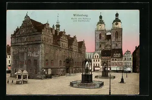 Goldfenster-AK Wittenberg, Markt mit Rathaus und Stadtkirche mit leuchtenden Fenstern