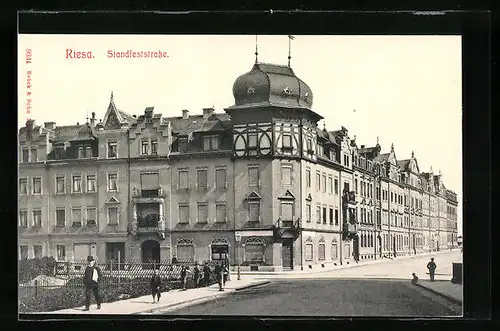 AK Riesa, Passanten in der Standfeststrasse