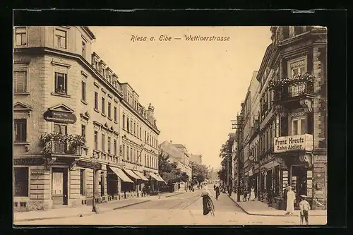 AK Riesa a. Elbe, Partie in der Wettinerstrasse, mit Zahn-Atelier Franz Kreuz