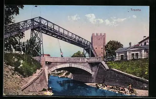 AK Trento, Uferpartie mit Brücke