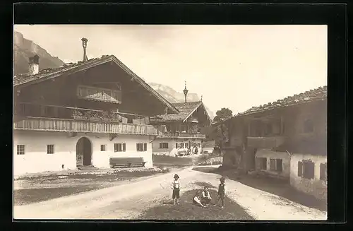 Foto-AK Waidring, Ortspartie mit Kindern