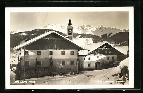 AK Ladis, Ortspartie mit Kirche im Schnee