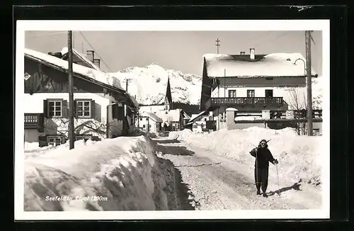 AK Seefeld i. T., Ortspartie im Winter, Skiläuferin