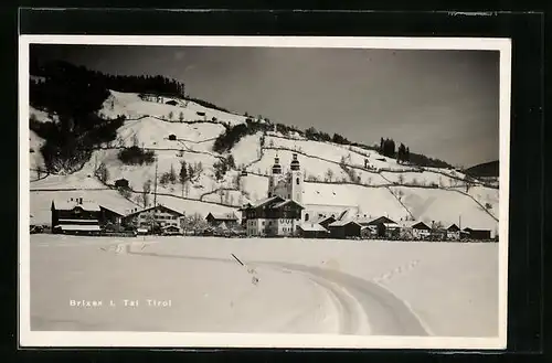 AK Brixen i. Tal, Teilansicht mit Kirche im Winter