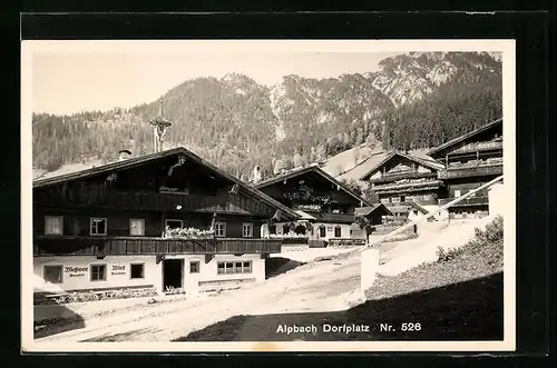 AK Alpbach, Häuserpartie am Dorfplatz mit Gasthaus Messner