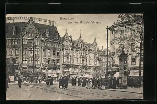 AK Hannover, An der Bahnhofstrasse mit Geschäften und Litfasssäule