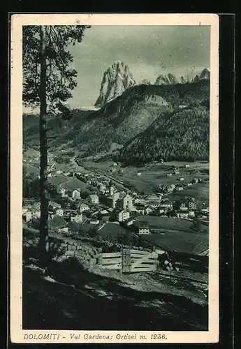 AK Ortisei /Val Gardena, Ortsansicht mit Dolomitenblick