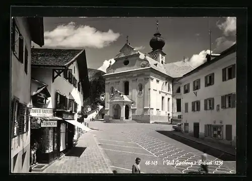 AK Ortisei /Val Gardena, Strassenpartie mit Kirche