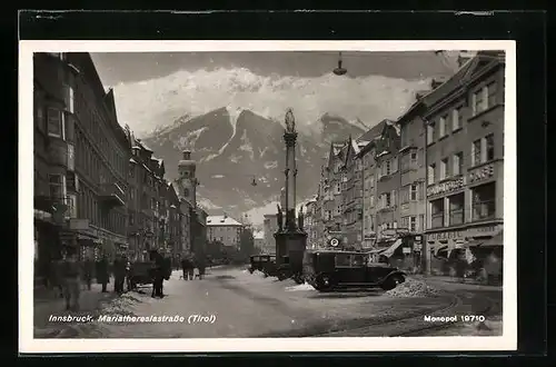 AK Innsbruck, Mariatheresiastrasse mit Konditorei-Cafe und Denkmal im Schnee