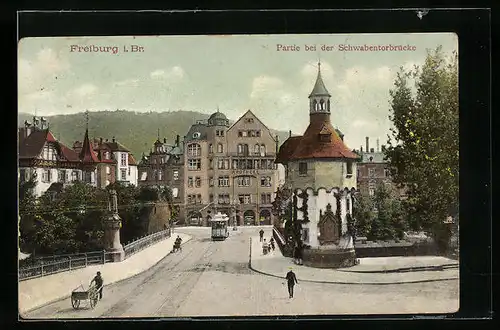 AK Freiburg i. Br., Partie bei der Schwabentorbrücke mit Apotheke und Strassenbahn