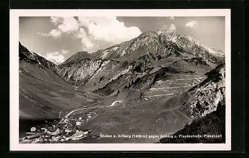 AK Stuben am Arlberg, Ortsansicht gegen Arlberg und Flexenstrasse, Flexenpass