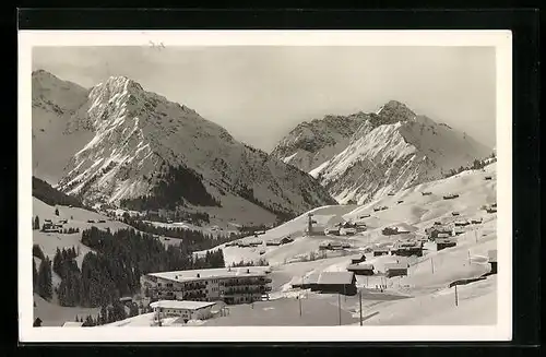 AK Hirschegg, Ortsansicht mit Elfer- und Zwölferhorn im Winter
