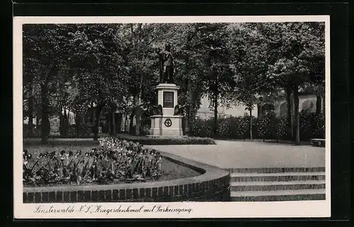 AK Finsterwalde / N.-L., Kriegerdenkmal mit Parkeingang