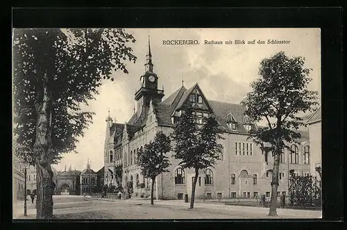 AK Bückeburg, Rathaus mit Blick auf das Schlosstor