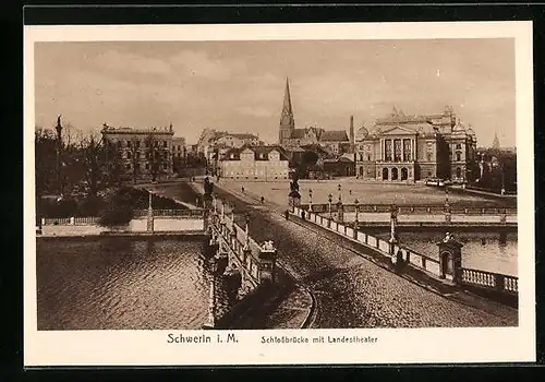 AK Schwerin, Schlossbrücke mit Landestheater