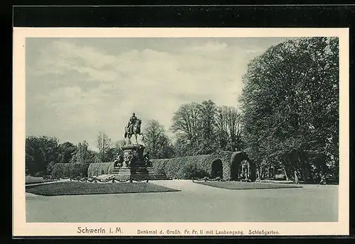 AK Schwerin, Denkmal des Grossherzogs Fr. Fr. II. mit Laubengang, Schlossgarten